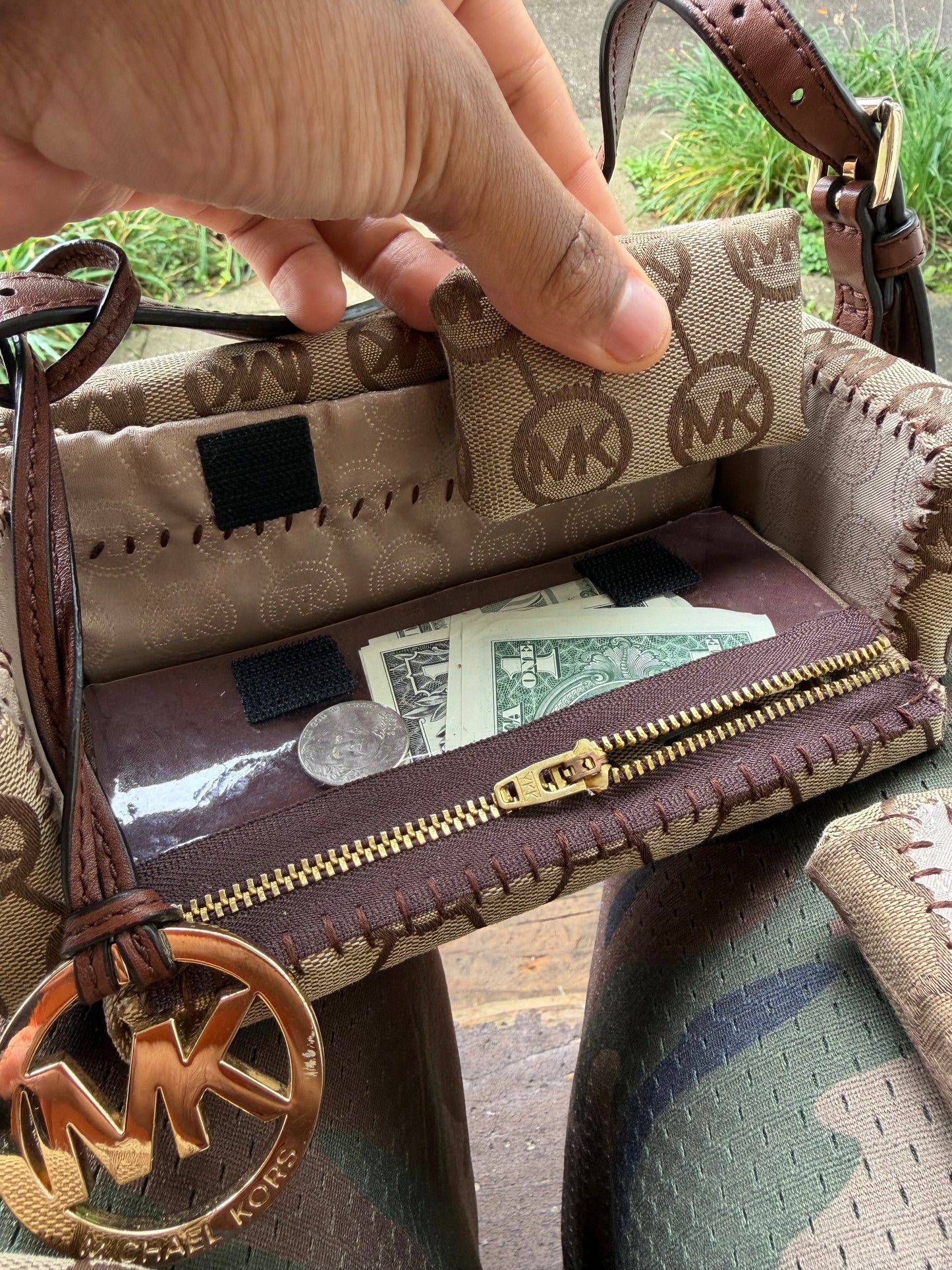 1 of 1  'MICHAEL KORS' COUCH BAG